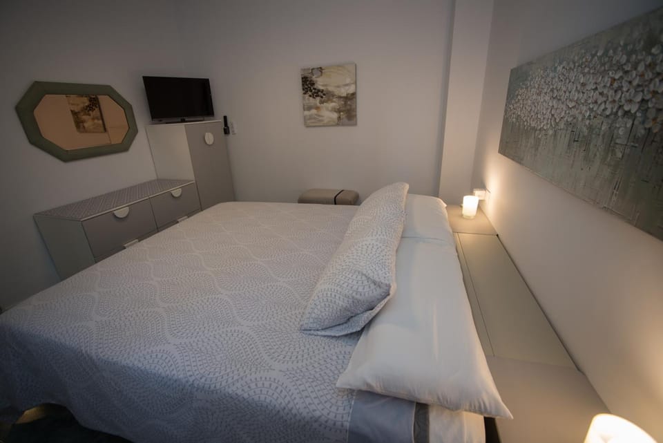 Bed, TV and multimedia, Bedroom