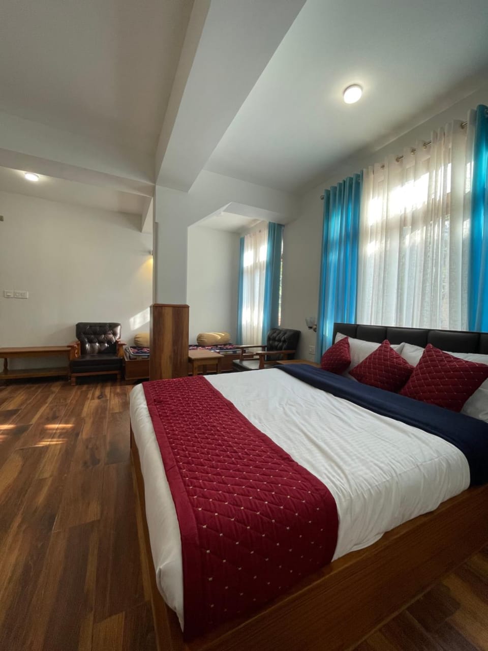 Bed, TV and multimedia, Living room, Photo of the whole room, Seating area, Bedroom