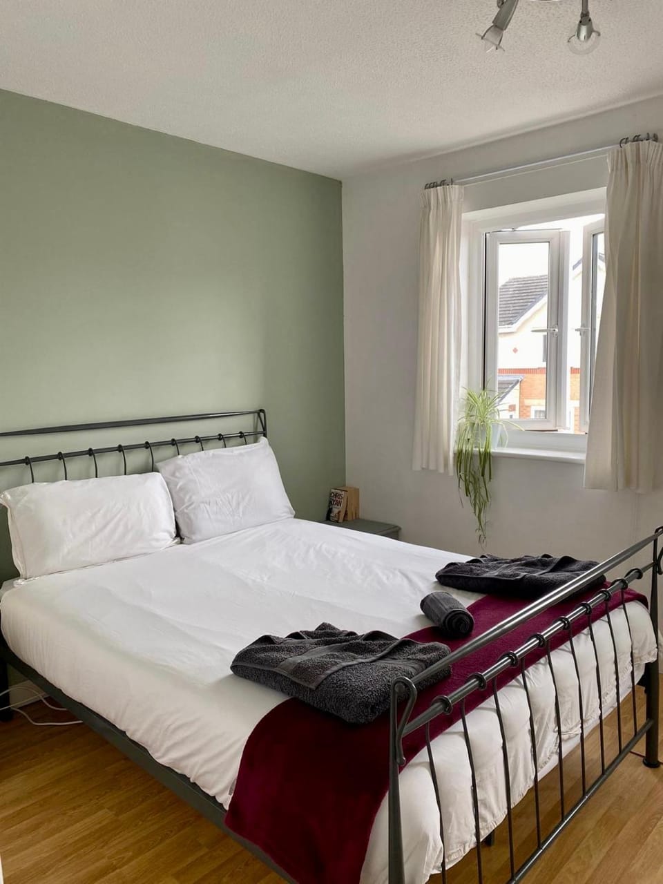 Manchester 2 Bedroom House with Garden House in Manchester