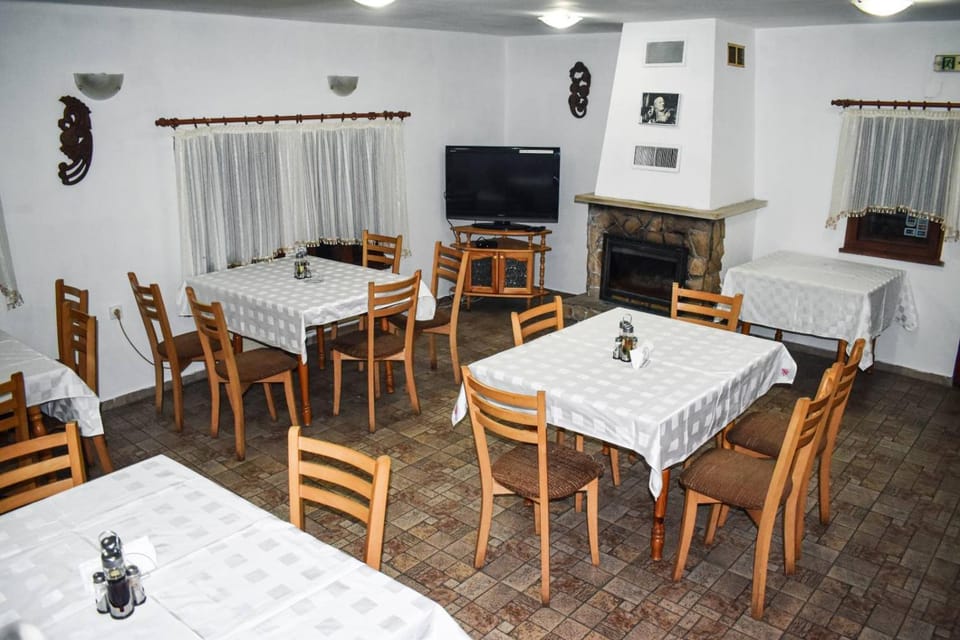 Restaurant/places to eat, Restaurant/places to eat, Banquet/Function facilities