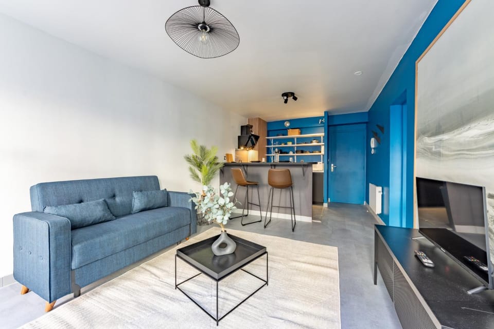 TV and multimedia, Kitchen or kitchenette, Living room, Seating area, Dining area