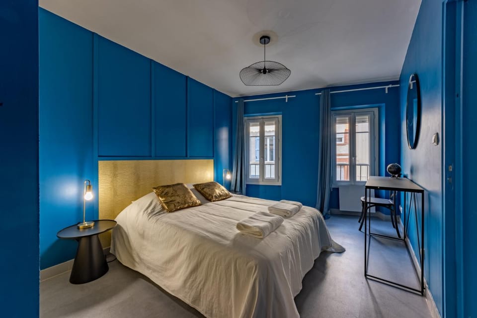 Bed, Photo of the whole room, Bedroom, towels
