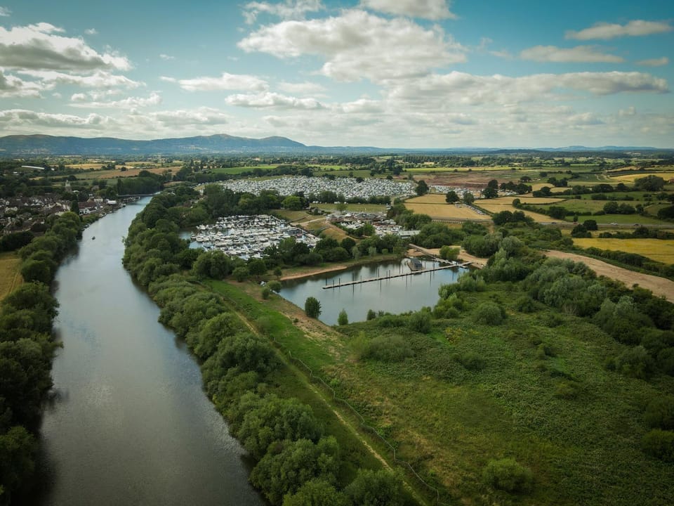 Nearby landmark, Restaurant/places to eat, Neighbourhood, Natural landscape, Fishing, Hiking, Cycling, Animals, Lake view, Sports, children, Family, internet, washing machine