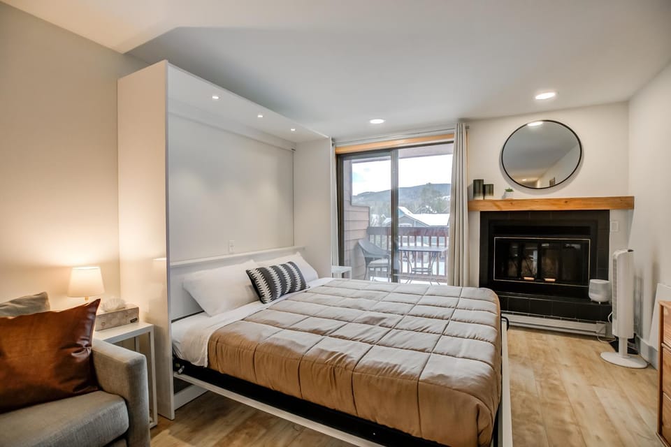 Cedar Lodge Royal Studio Condo: Downtown Frisco Apartment in Frisco