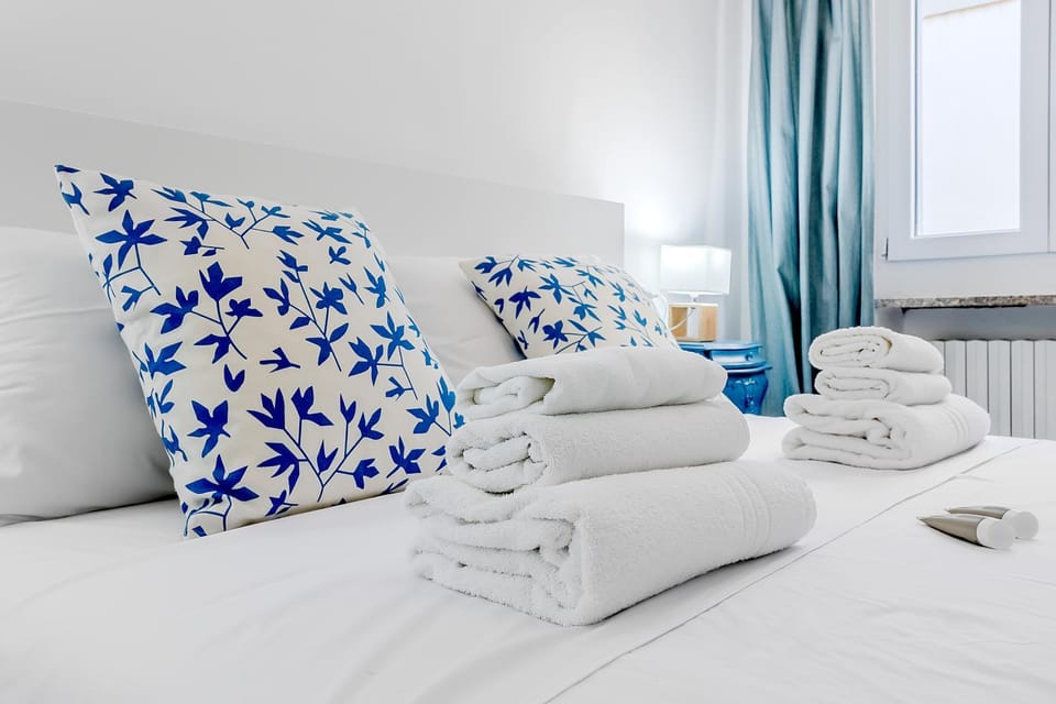 Bed, Bedroom, towels