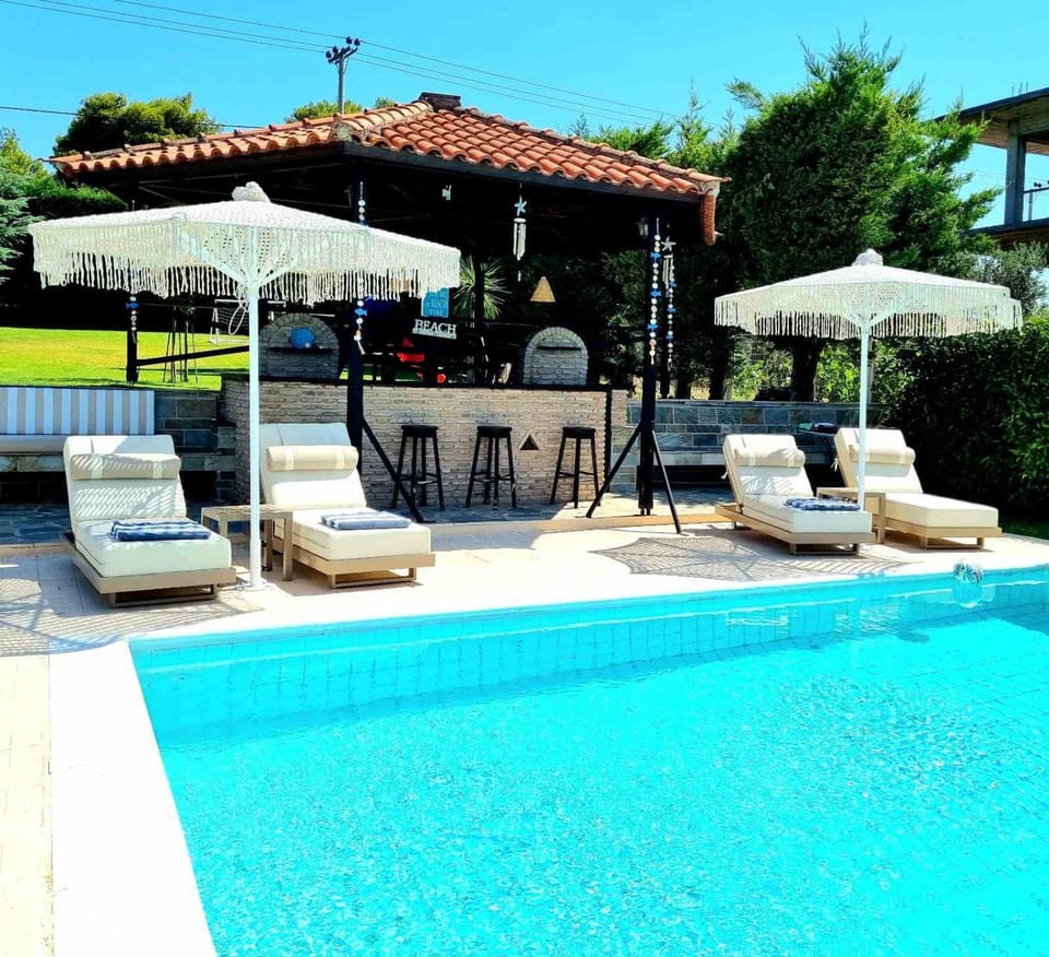 Swimming pool, sunbed