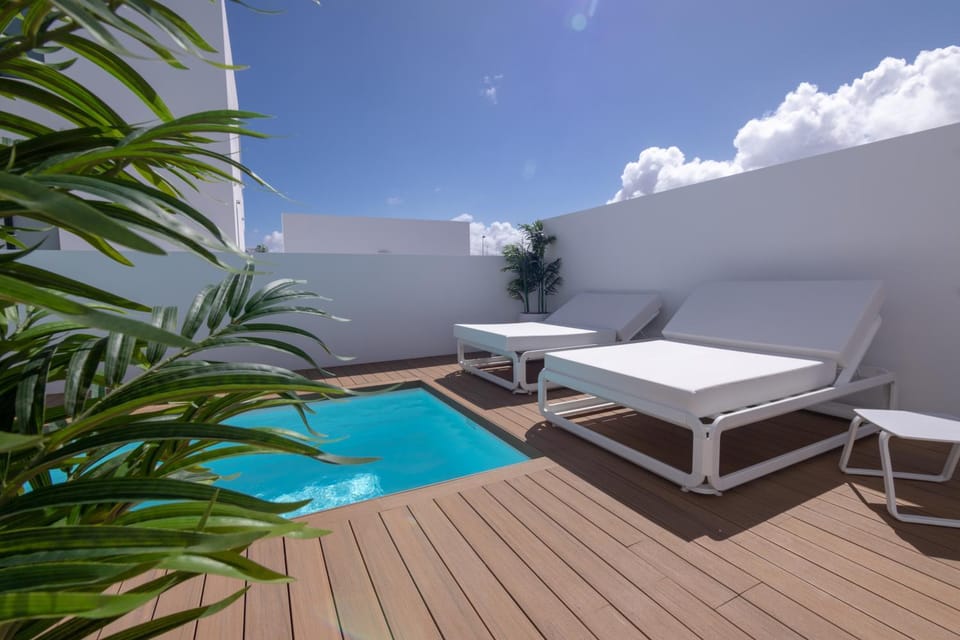 Day, Swimming pool