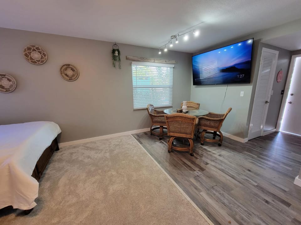 Walk To Siesta Beach, Restaurants, Shopping & More! House in Florida