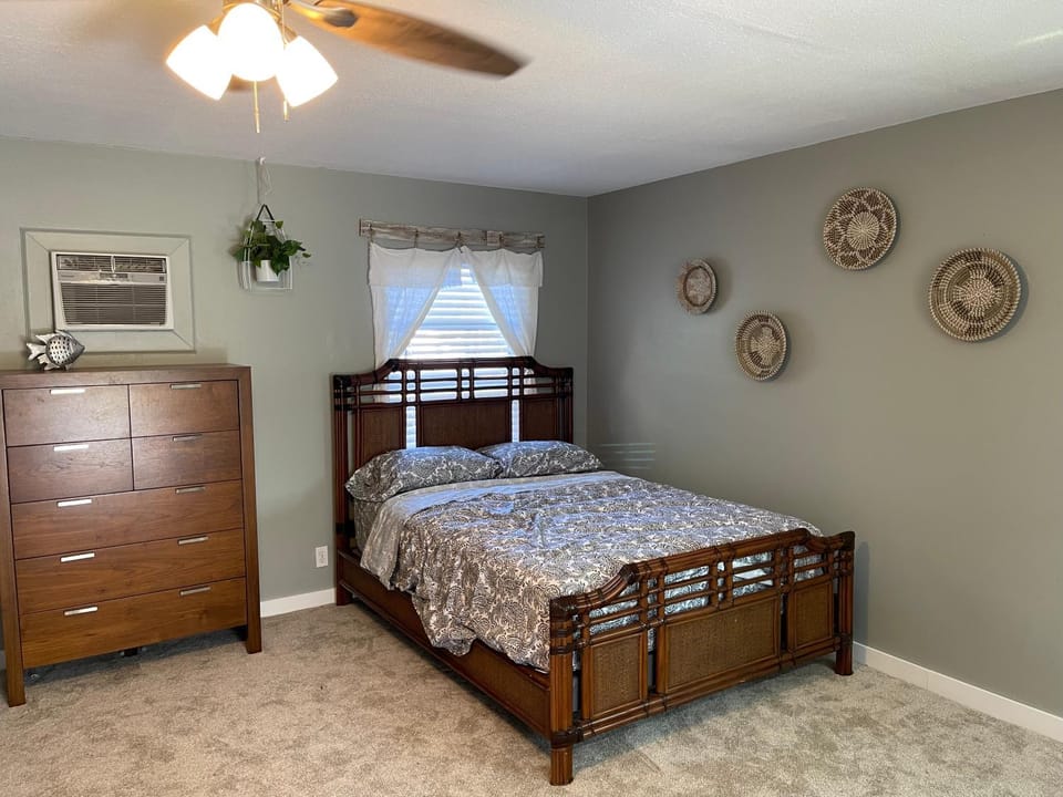 Walk To Siesta Beach, Restaurants, Shopping & More! House in Florida
