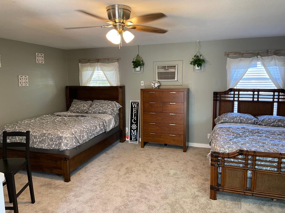 Walk To Siesta Beach, Restaurants, Shopping & More! House in Florida
