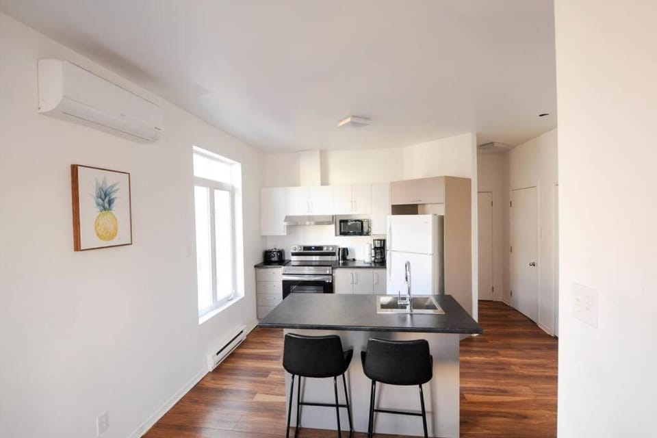 The 1810 - Spacious with balcony - North of Quebec Apartment in Quebec City