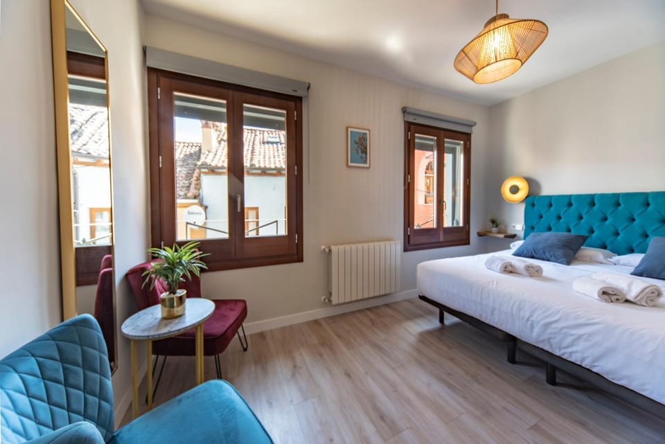 Bed, Photo of the whole room, Bedroom, towels