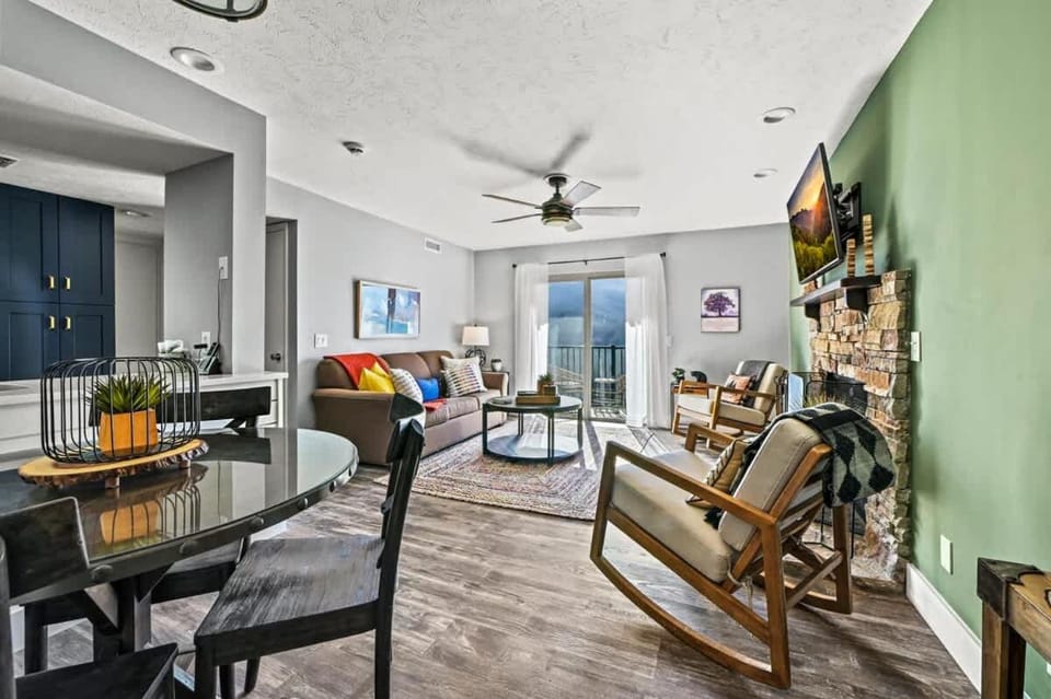 Communal lounge/ TV room, TV and multimedia, Living room, Seating area, Dining area, fireplace