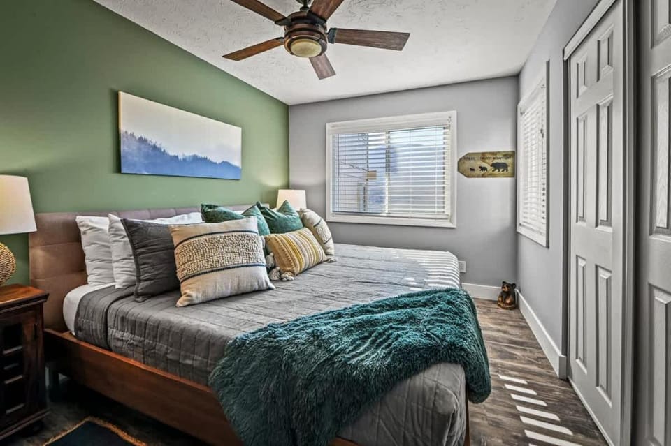Bed, Photo of the whole room, Bedroom