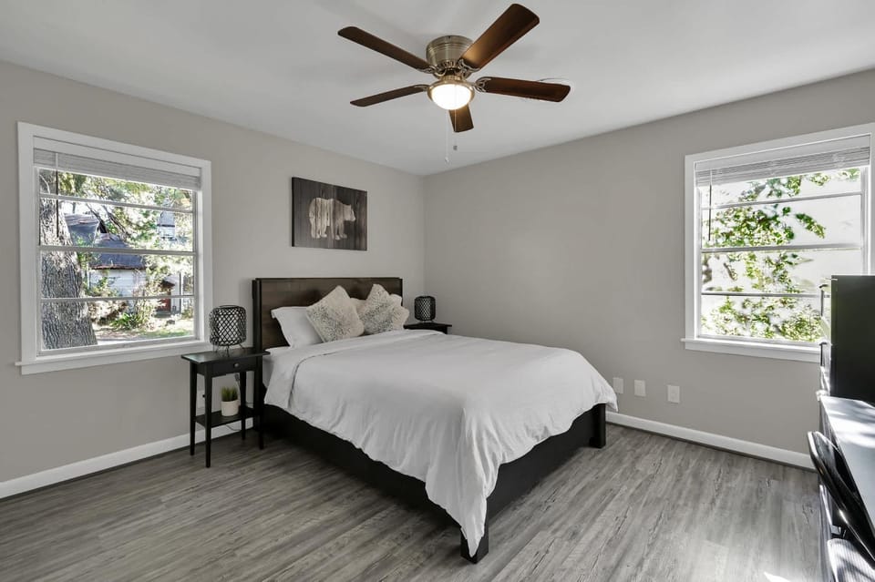 Piney Woods I Ping Pong I By SHSU I TV I Sleeps 11 House in Huntsville