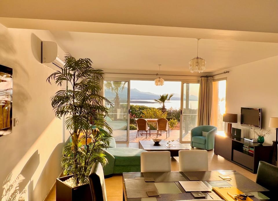 Natural landscape, TV and multimedia, Living room, Dining area