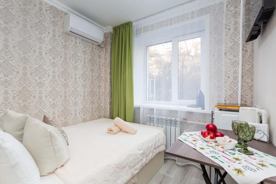 Bed, TV and multimedia, Photo of the whole room, Dining area, towels, air conditioner