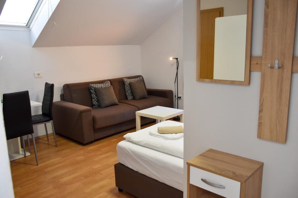 Bed, Photo of the whole room, Seating area