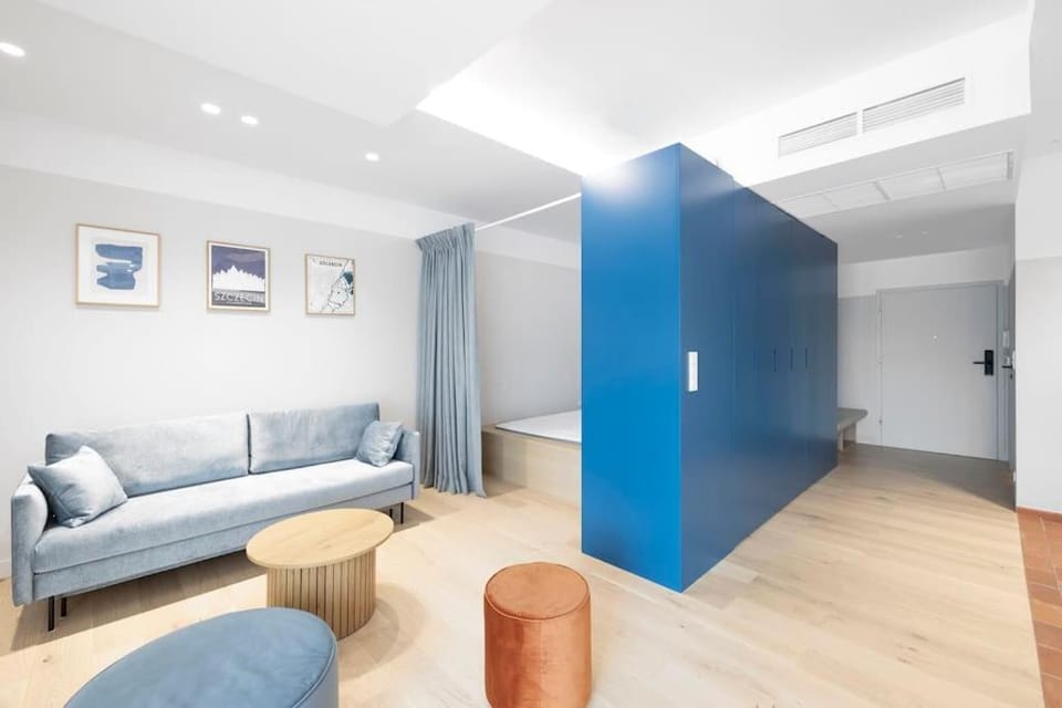 Bed, Living room, Photo of the whole room, Seating area