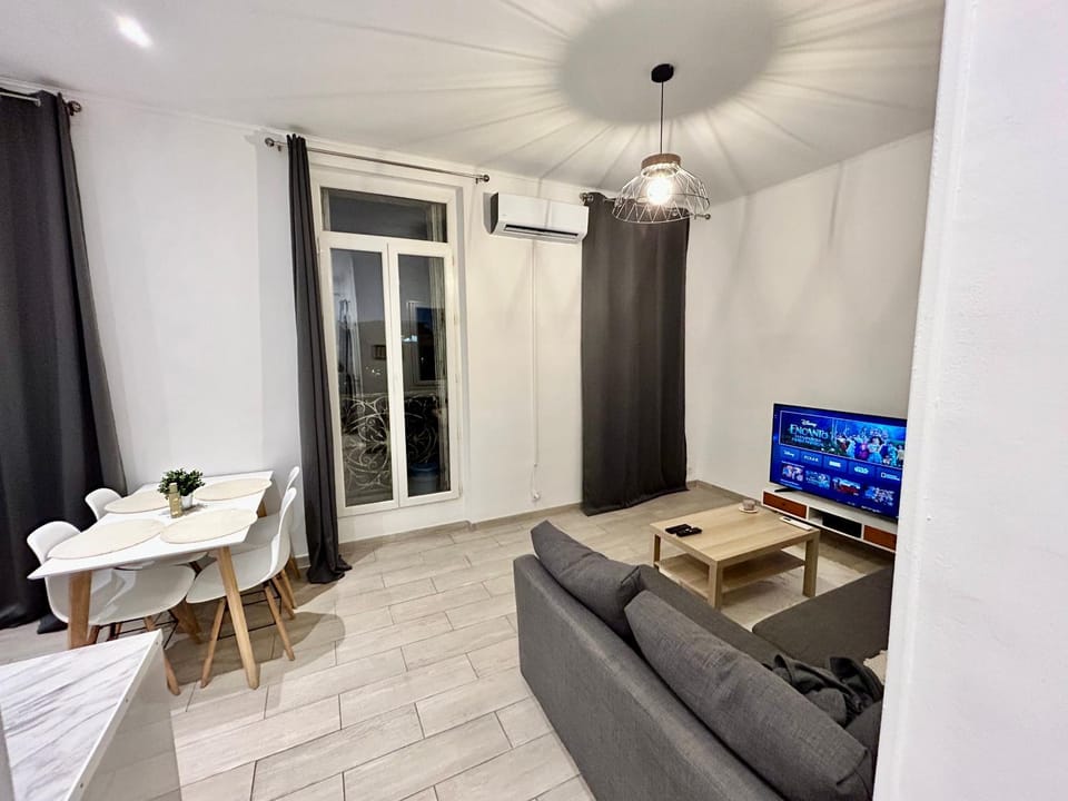 TV and multimedia, Living room, Seating area, Dining area, air conditioner