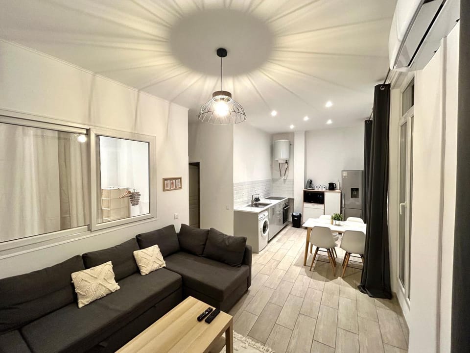 TV and multimedia, Living room, Seating area, Dining area, air conditioner