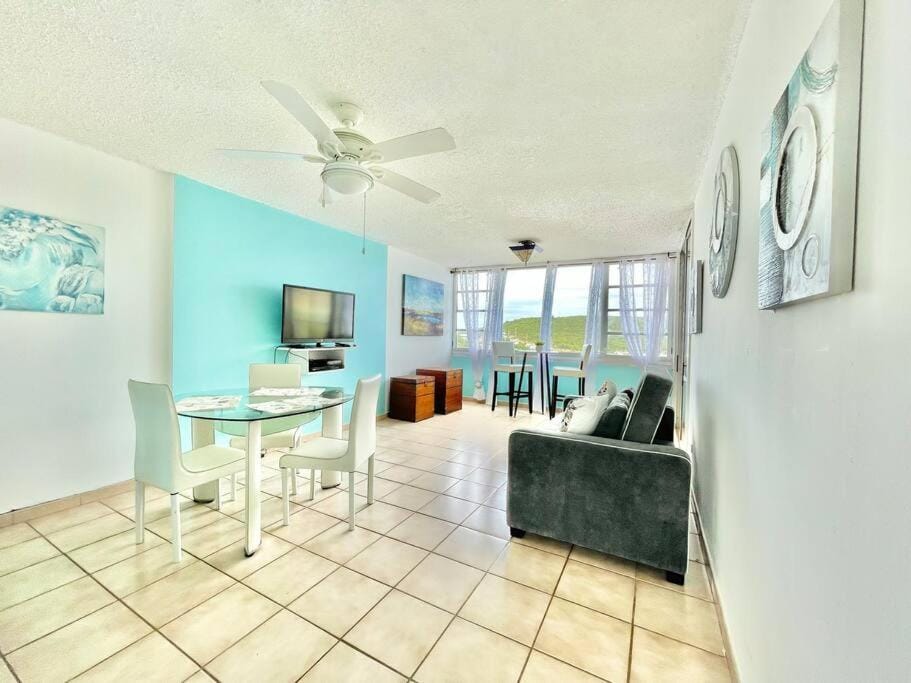 Communal lounge/ TV room, TV and multimedia, Living room, Seating area, Dining area, Evening entertainment, fireplace
