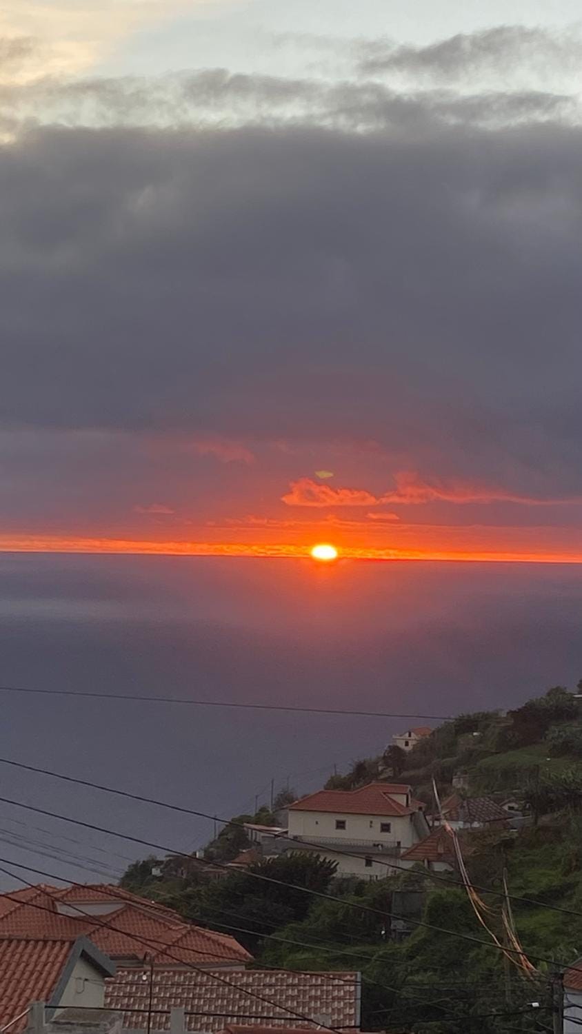 Cozy 1 BR w/ balcony, ocean view & perfect sunsets House in Madeira District