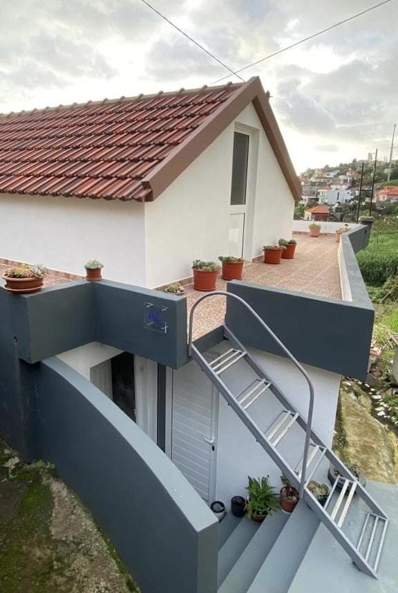 Cozy 1 BR w/ balcony, ocean view & perfect sunsets House in Madeira District