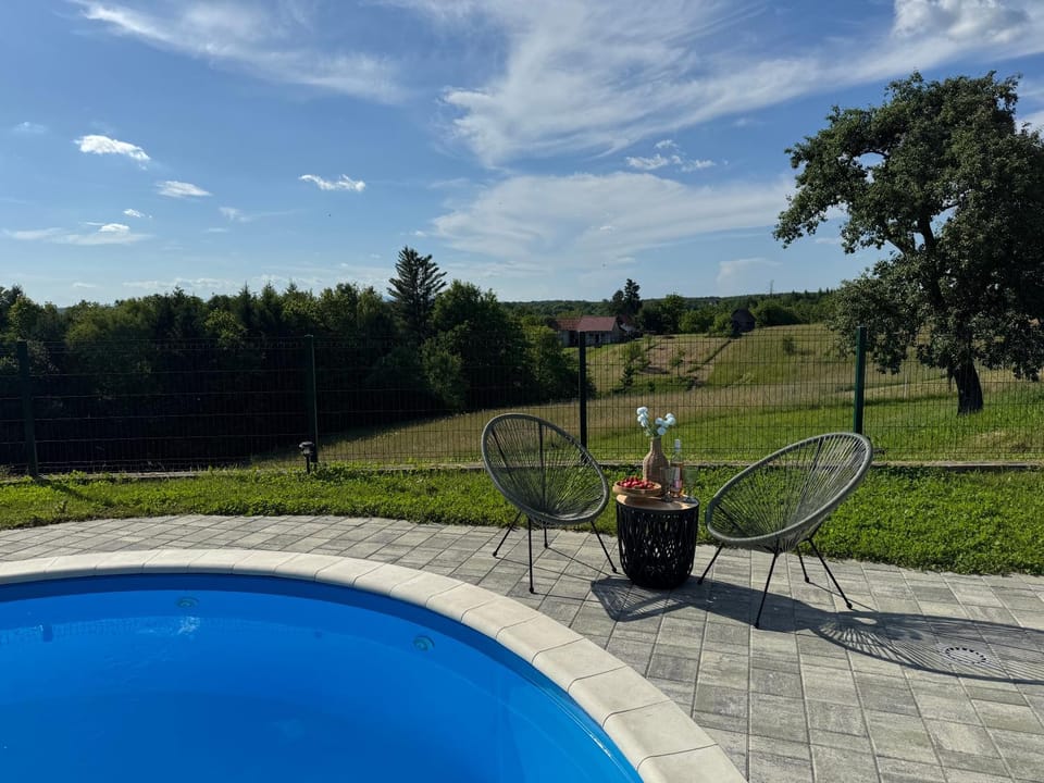 Drvena kuca za odmor Cvetkovic brdo House in Slovenia