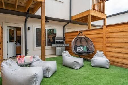 The Black Sands I Outdoor Theatre I Game Room I TV House in Lago Vista