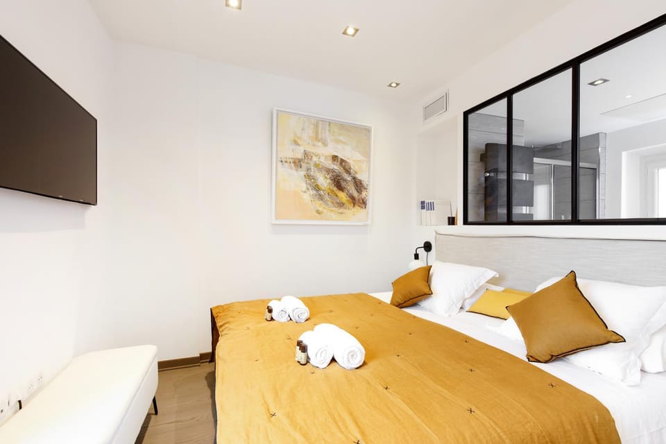 Bed, TV and multimedia, Photo of the whole room, towels