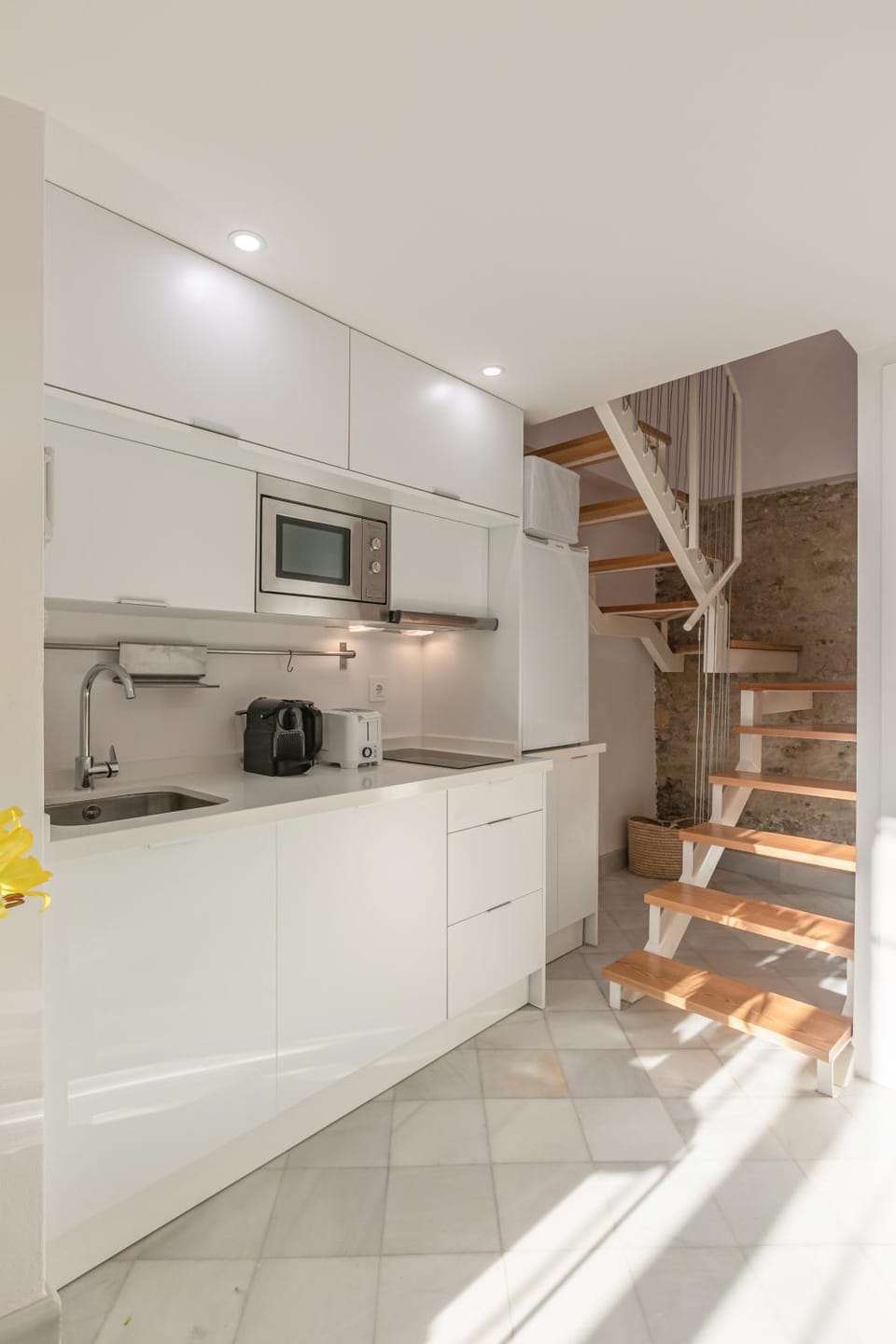 Kitchen or kitchenette, minibar