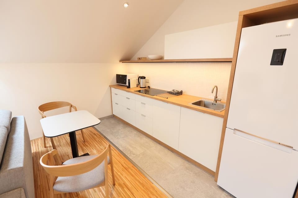 Coffee/tea facilities, Kitchen or kitchenette, Dining area, minibar, stove