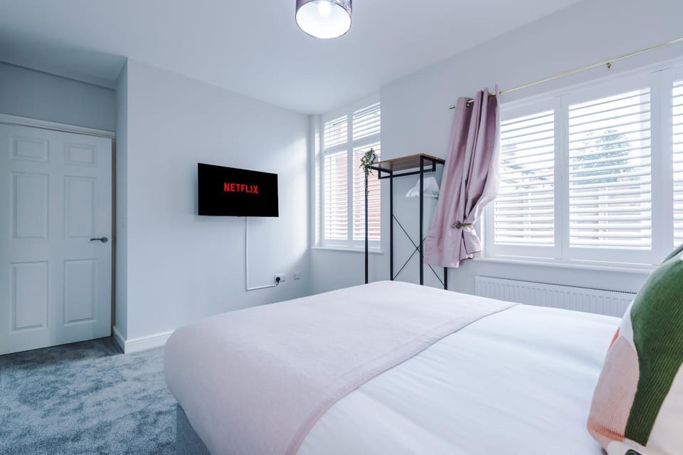 Bed, TV and multimedia, Bedroom
