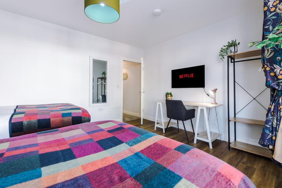 Bed, TV and multimedia, Bedroom, hair dresser
