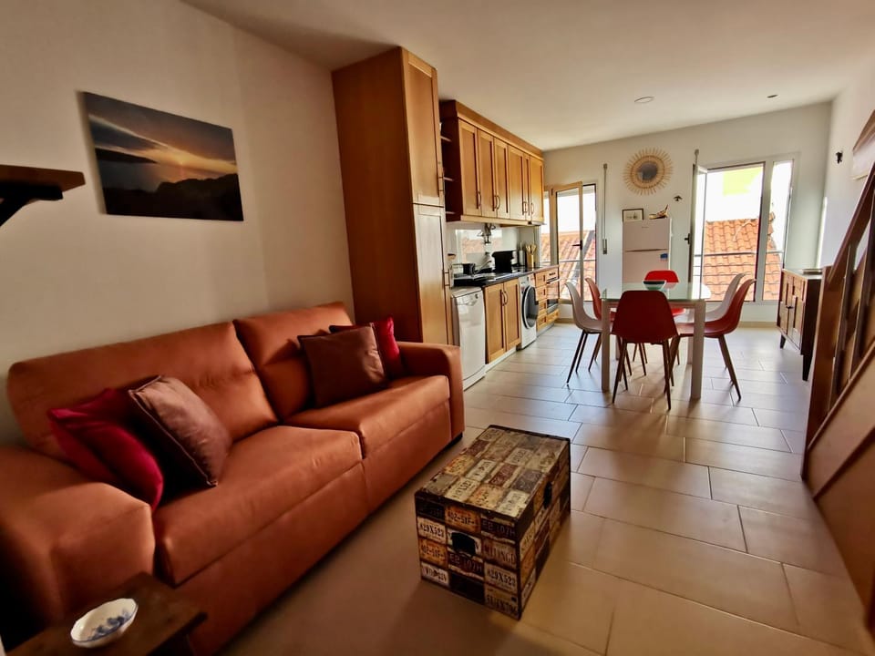 TV and multimedia, Kitchen or kitchenette, Living room, Seating area, internet, internet, stove, stove, kitchen, kitchen, air conditioner, air conditioner