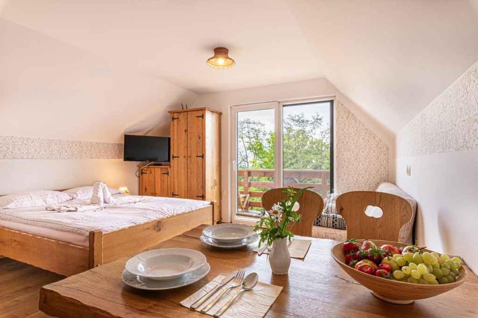 Bed, Dining area