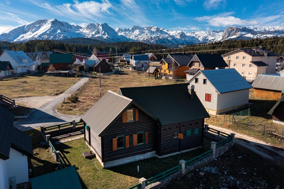Property building, Nearby landmark, Day, Neighbourhood, Natural landscape, Bird's eye view, Mountain view, Street view