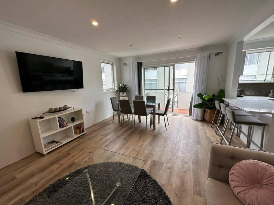 TV and multimedia, Living room, Dining area