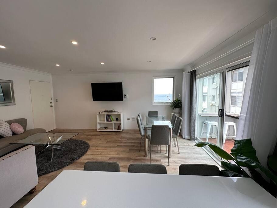 TV and multimedia, Living room, Dining area