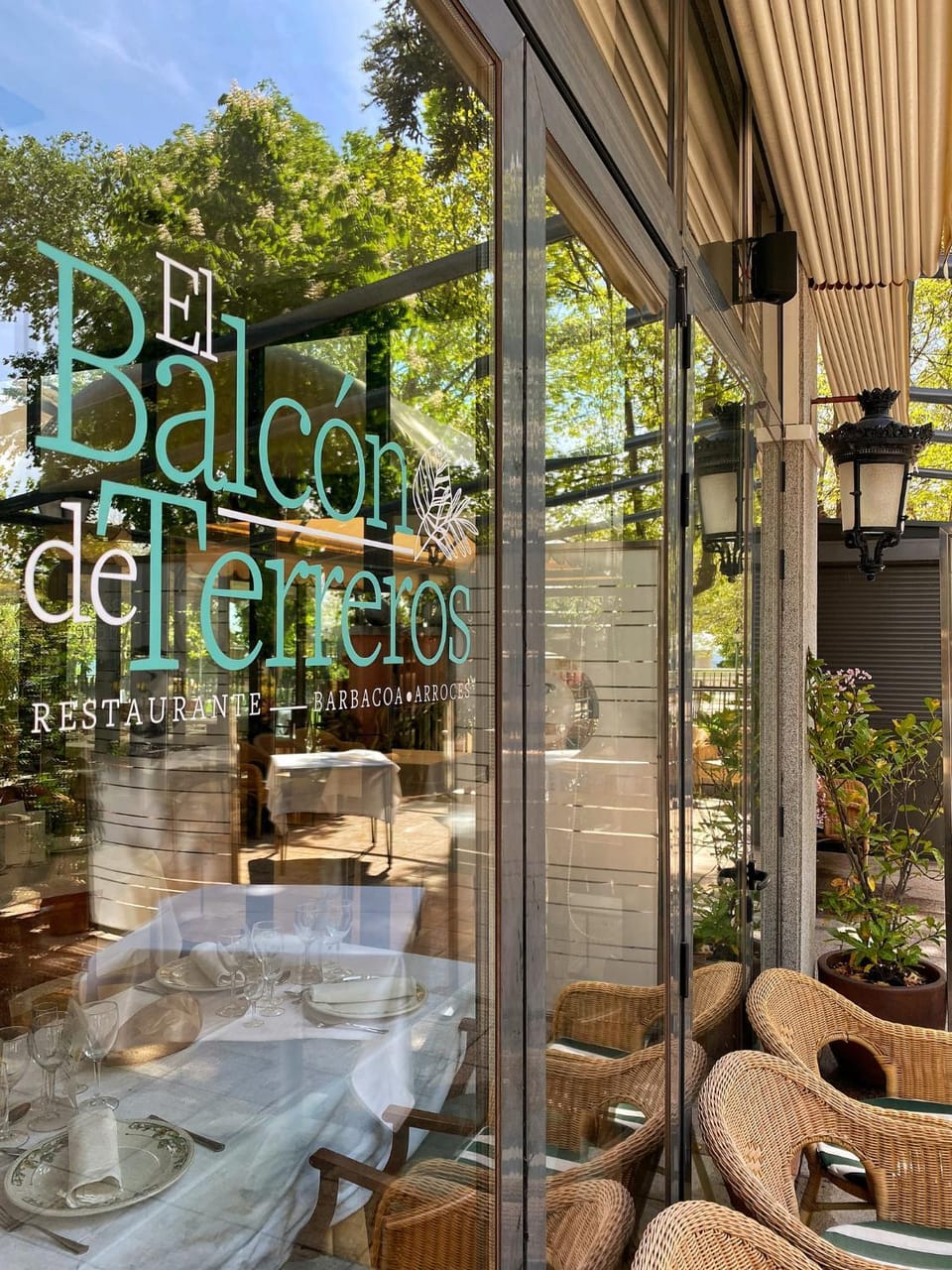 Restaurant/places to eat, Property logo or sign