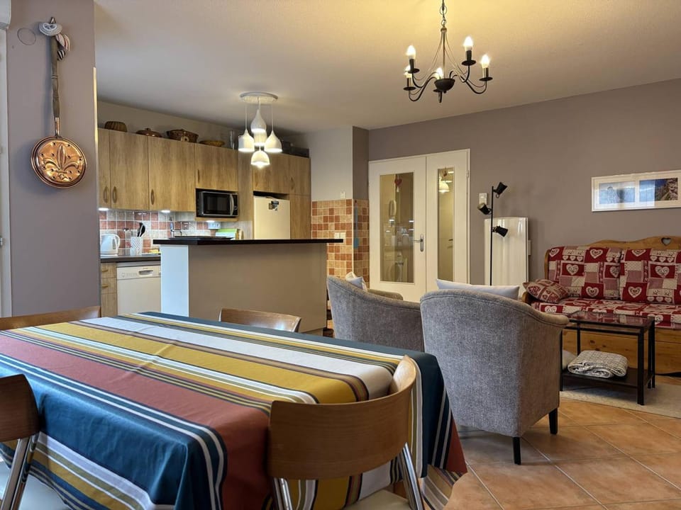 Appartement Fonctionnel avec Balcon, Garage et Wifi - Parfait pour 4 Personnes près des Pistes - FR-1-548-25 Apartment in Provence