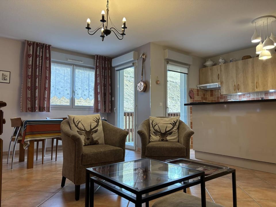 Appartement Fonctionnel avec Balcon, Garage et Wifi - Parfait pour 4 Personnes près des Pistes - FR-1-548-25 Apartment in Provence