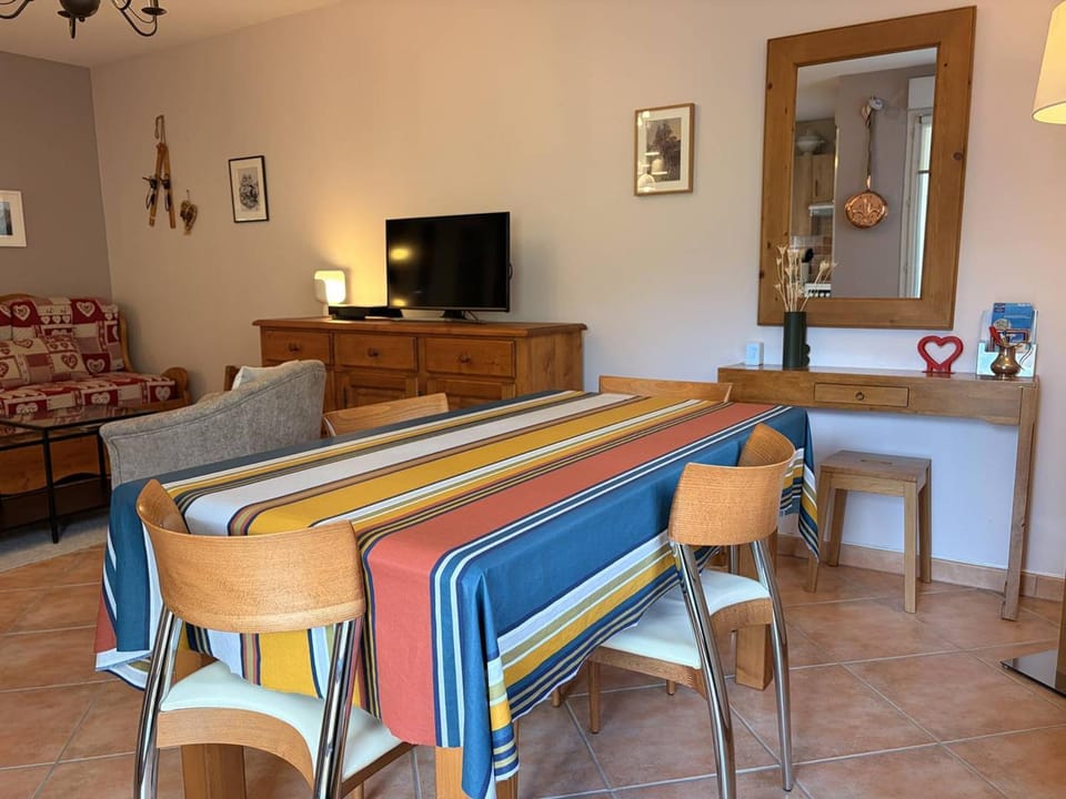 Appartement Fonctionnel avec Balcon, Garage et Wifi - Parfait pour 4 Personnes près des Pistes Apartment in Provence