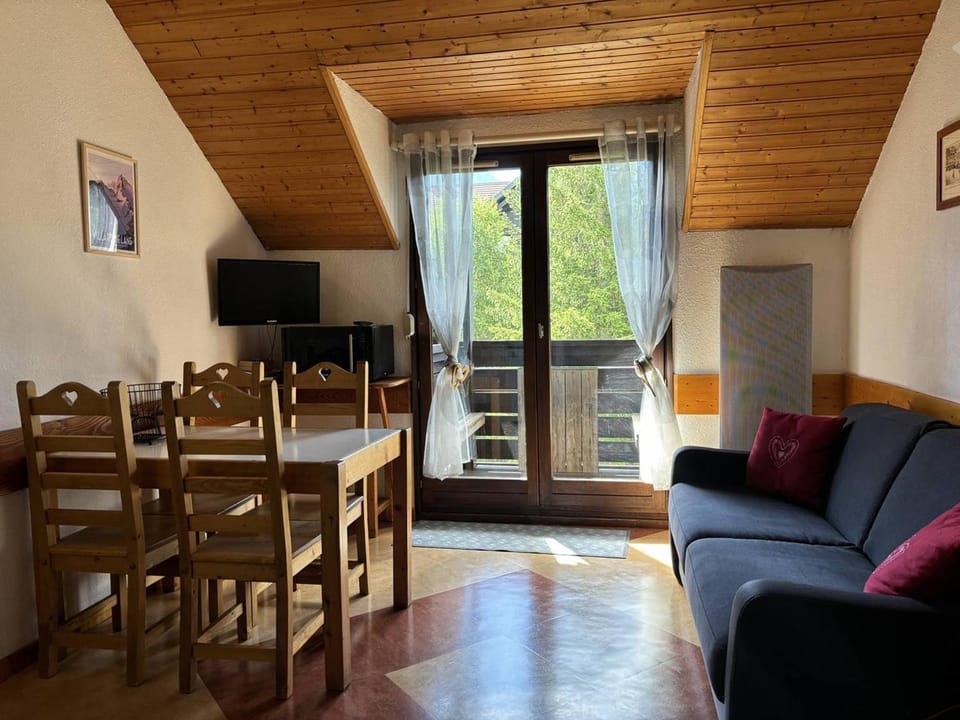 Studio mezzanine avec balcon et parking privé au cœur de Villard-de-Lans - FR-1-548-28 Apartment in Provence-Alpes-Côte d'Azur