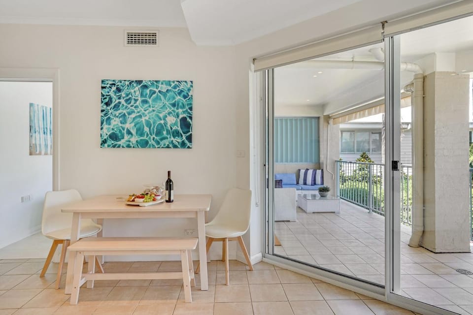 Dining area, Pool view