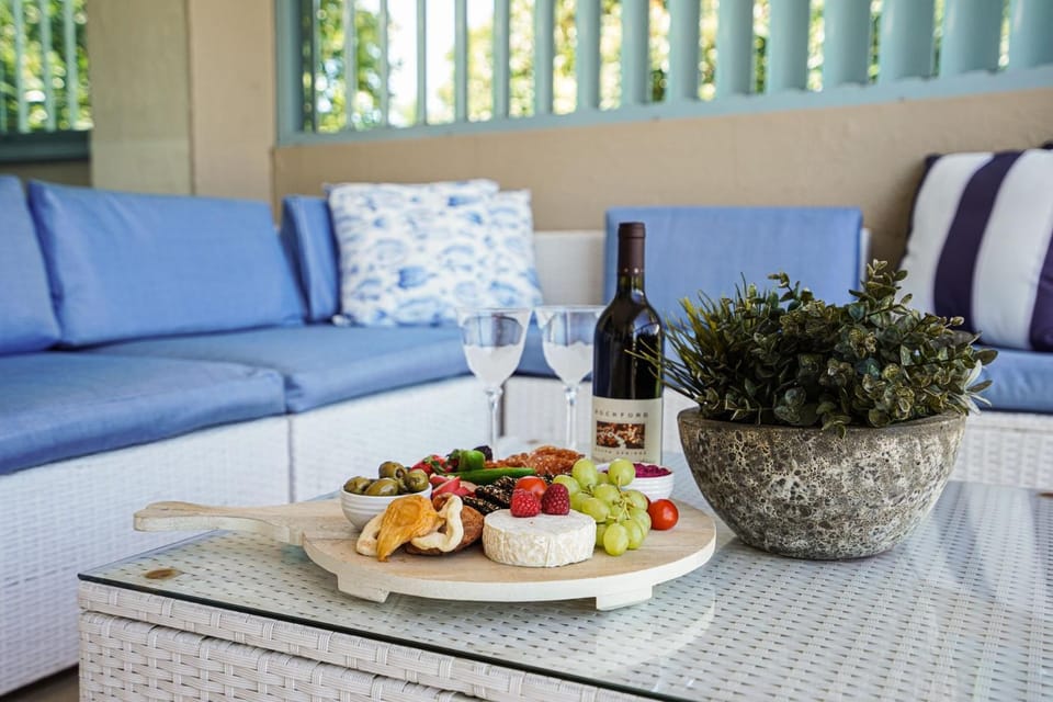 Seating area, Food, Lunch, Drinks