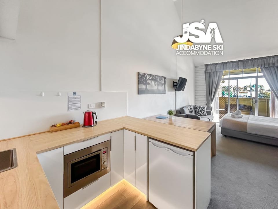 Bed, Kitchen or kitchenette, Dining area, microwave, toaster