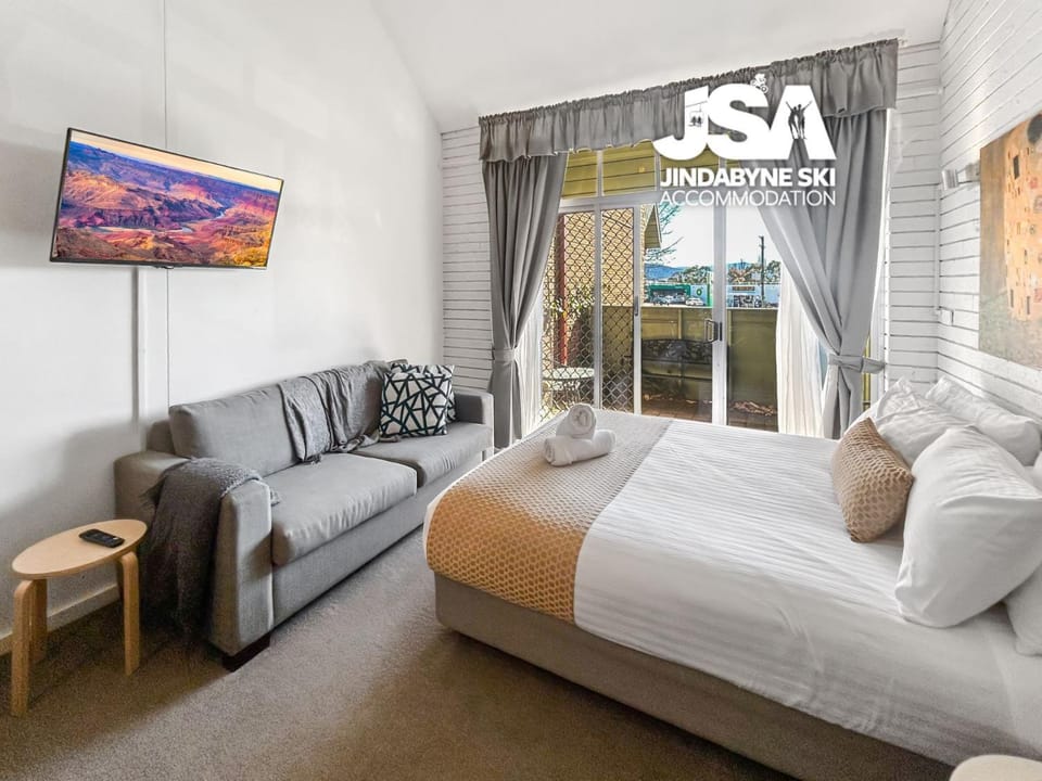 Bed, TV and multimedia, Living room, Photo of the whole room, Seating area, Bedroom