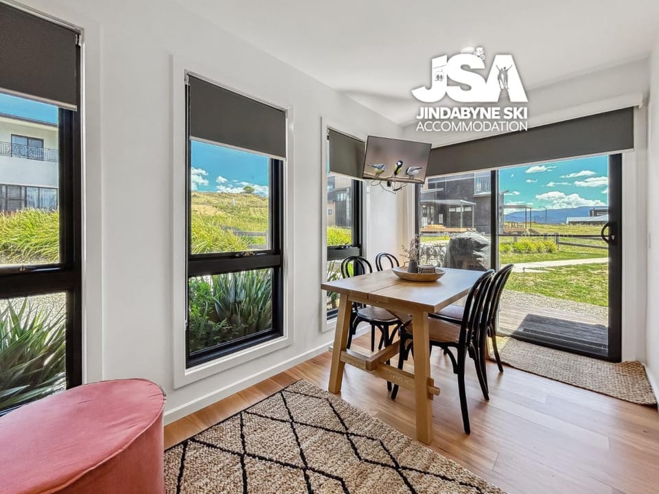 Patio, Natural landscape, TV and multimedia, View (from property/room), Balcony/Terrace, Dining area